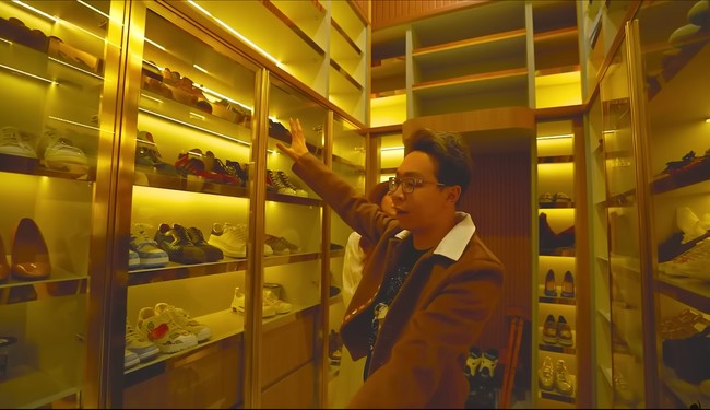 Masih di bagian depan setelah pintu masuk rumah dr. Richard Lee ada ruangan khusus sepatu. Tampak lemari sepatu berukuran besar dan tinggi ada di ruangan tersebut. Foto: Dok. YouTube dr. Richard Lee