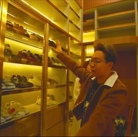 Masih di bagian depan setelah pintu masuk rumah dr. Richard Lee ada ruangan khusus sepatu. Tampak lemari sepatu berukuran besar dan tinggi ada di ruangan tersebut. Foto: Dok. YouTube dr. Richard Lee