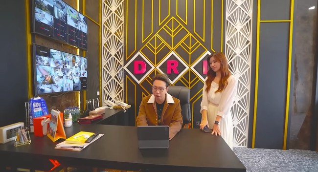 dr. Richard Lee memperlihatkan ruang kerjanya di rumahnya yang mewah tersebut. Area ruang kerja dilengkapi dengan televisi yang memantau CCTV di rumah sehingga sang dokter bisa mengetahui berbagai aktivitas penghuninya. Foto: Dok. YouTube dr. Richard Lee