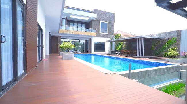 Kolam renang bak hotel menjadi lokasi favorit istri dr. Richard Lee di rumah tersebut. Pada area outdoor ini selain kolam renang, ada juga kolam ikan, gazebo, ruang makan dan lapangan basket. Foto: Dok. YouTube dr. Richard Lee