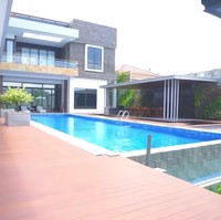 Kolam renang bak hotel menjadi lokasi favorit istri dr. Richard Lee di rumah tersebut. Pada area outdoor ini selain kolam renang, ada juga kolam ikan, gazebo, ruang makan dan lapangan basket. Foto: Dok. YouTube dr. Richard Lee