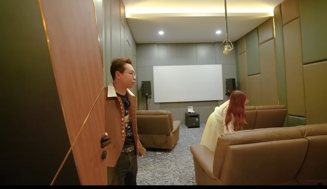 Masih di area lantai satu rumah dr. Richard Lee ada ruangan bioskop pribadi. Menurut sang dokter ruangan tersebut juga bisa berfungsi sebagai tempat karaoke. Foto: Dok. YouTube dr. Richard Lee