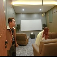 Masih di area lantai satu rumah dr. Richard Lee ada ruangan bioskop pribadi. Menurut sang dokter ruangan tersebut juga bisa berfungsi sebagai tempat karaoke. Foto: Dok. YouTube dr. Richard Lee