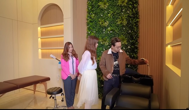 Fasilitas lainnya di rumah dr. Richard Lee adalah adanya tempat fitness dan salon pribadi. Selain bisa keramas dan creambath, area salon ini juga dilengkapi tempat tidur untuk melakukan perawatan kecantikan lainnya. Foto: Dok. YouTube dr. Richard Lee