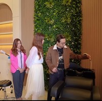 Fasilitas lainnya di rumah dr. Richard Lee adalah adanya tempat fitness dan salon pribadi. Selain bisa keramas dan creambath, area salon ini juga dilengkapi tempat tidur untuk melakukan perawatan kecantikan lainnya. Foto: Dok. YouTube dr. Richard Lee