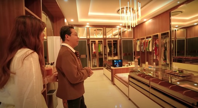 Pada area lantai dua rumah dr. Richard Lee ada kamar tidur utama dan anak-anak. Pada area kamar tidur utama pintunya dikunci secara elektronik dan untuk membukanya menggunakan sensor retina mata. Tampak area kamar tidur ini juga dilengkapi walking closet yang sangat luas. Foto: Dok. YouTube dr. Richard Lee