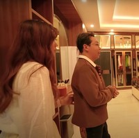 Pada area lantai dua rumah dr. Richard Lee ada kamar tidur utama dan anak-anak. Pada area kamar tidur utama pintunya dikunci secara elektronik dan untuk membukanya menggunakan sensor retina mata. Tampak area kamar tidur ini juga dilengkapi walking closet yang sangat luas. Foto: Dok. YouTube dr. Richard Lee