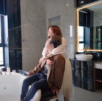 Kamar tidur utama dr. Richard Lee bak ruangan suite di hotel bintang lima. Area kamar mandi di kamar tidur utama dilengkapi bathtub yang besar dengan desain modern. Foto: Dok. YouTube dr. Richard Lee