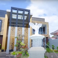 Melalui unggahan di YouTube dr. Richard Lee, MARS, dokter yang kerap membuat review soal skincare itu menampilkan rumah barunya yang sudah 98% selesai dibangun. Tampak bagian depan rumah tersebut megah dengan air mancur dan patung serta pilar perpaduan warna emas, putih, hitam. Foto: Dok. YouTube dr. Richard Lee