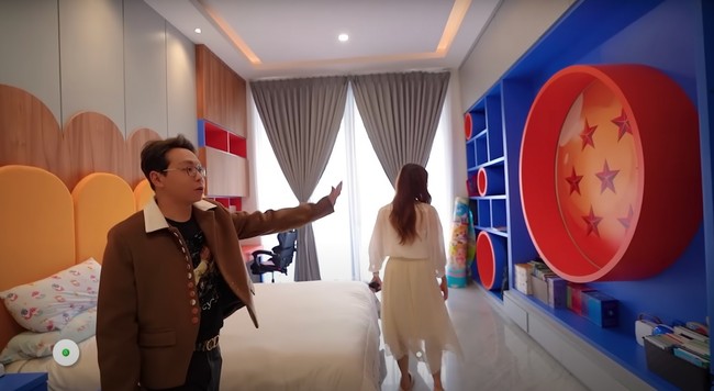 Kamar anak lainnya di rumah dr. Richard Lee bertema Captain America. Tampak tameng raksasa Captain America menghiasi kamar tersebut. Foto: Dok. YouTube dr. Richard Lee