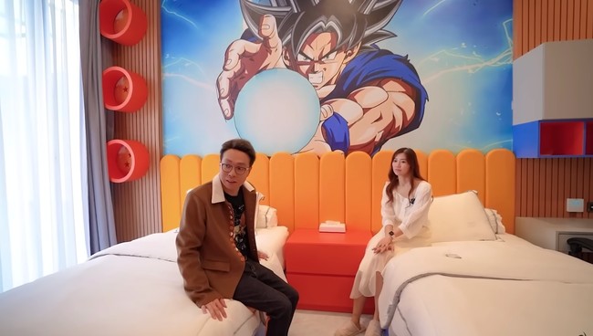 Sedangkan untuk kamar anak, dr. Richard Lee menerapkan interior dengan warna-warna terang. Kamar pertama untuk dua anaknya James dan Kenzo, dihiasi karakter Dragon Ball. Kamar tersebut tidak dilengkapi televisi agar anak-anak bisa fokus istirahat dan belajar. Foto: Dok. YouTube dr. Richard Lee