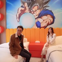 Sedangkan untuk kamar anak, dr. Richard Lee menerapkan interior dengan warna-warna terang. Kamar pertama untuk dua anaknya James dan Kenzo, dihiasi karakter Dragon Ball. Kamar tersebut tidak dilengkapi televisi agar anak-anak bisa fokus istirahat dan belajar. Foto: Dok. YouTube dr. Richard Lee