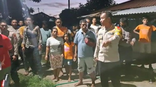 Kapolresta Kupang Kota Kombes Rishian Krisna Budiaswanto (depan) saat melakukan penggrebekan judi sabung ayam di Oebobo, Kota Kupang, NTT.