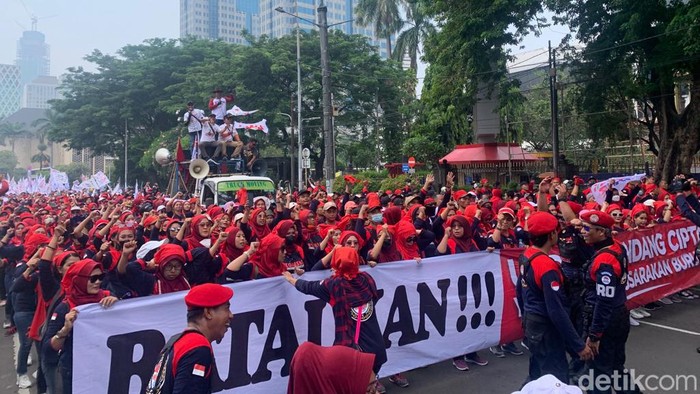 Sejumlah elemen buruh akan melakukan aksi memperingati Hari Buruh Internasional atau May Day di depan Istana Negara. Massa buruh tiba di Patung Kuda. (Brigitta/Rumondang/detikcom)