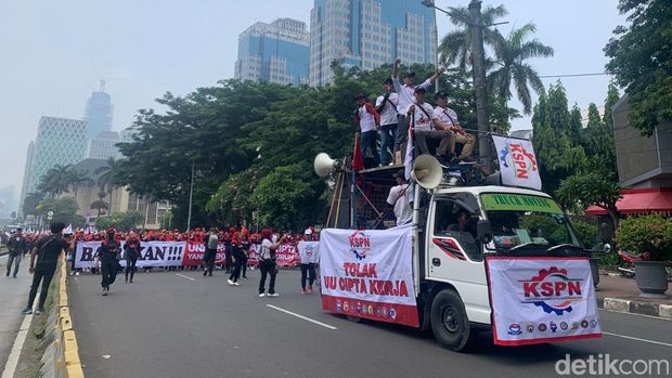 Sejumlah elemen buruh akan melakukan aksi memperingati Hari Buruh Internasional atau May Day di depan Istana Negara. Massa buruh tiba di Patung Kuda. (Brigitta/Rumondang/detikcom)
