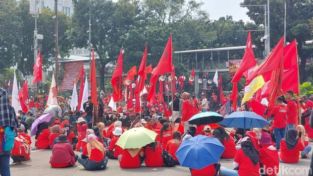 Sejumlah organisasi buruh yang memperingati Hari Buruh Internasional (May Day) mulai meninggalkan kawasan Patung Kuda. Massa buruh ada yang pindah Istora. (Mulia/Rumondang/detikcom)