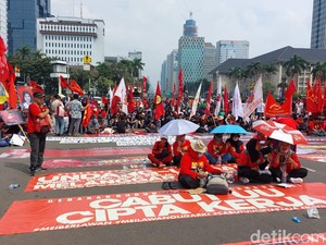 Massa Buruh Sebagian Pindah ke Istora, Ada Bertahan di Patung Kuda