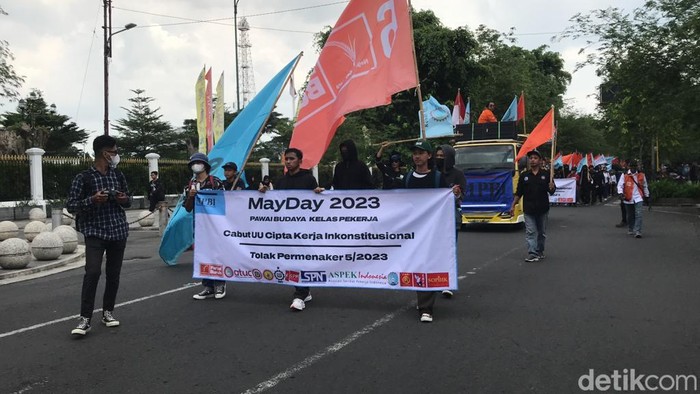 Serikat Buruh Lakukan Aksi di Nol Kilometer Jogja, Dikawal Pasukan Bergodo, Senin (1/5/2023).