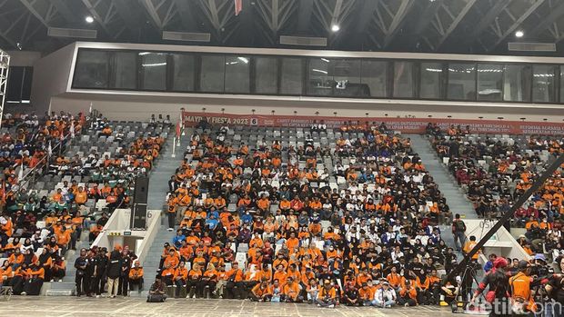 Serikat buruh merayakan May Day Fiesta di Stadion Istora Senayan, Jakarta Pusat. Acara dimulai dengan teatrikal tentang tokoh buruh wanita, Marsinah. (Silvia Ng/detikcom)