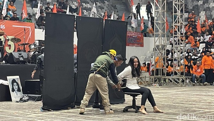 Serikat buruh merayakan May Day Fiesta di Stadion Istora Senayan, Jakarta Pusat. Acara dimulai dengan teatrikal tentang tokoh buruh wanita, Marsinah. (Silvia Ng/detikcom)