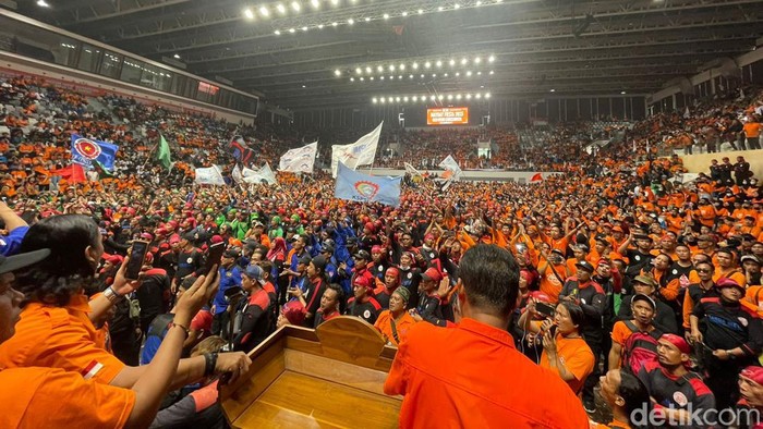 Serikat buruh merayakan May Day Fiesta di Stadion Istora Senayan, Jakarta Pusat. Tampak massa buruh memenuhi Istora. (Silvia Ng/detikcom) Serikat buruh merayakan May Day Fiesta di Stadion Istora Senayan, Jakarta Pusat. Tampak massa buruh memenuhi Istora. (Silvia Ng/detikcom)