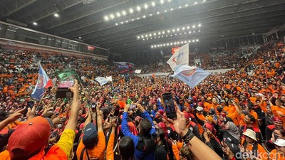 Potret Massa Buruh Padati Istora di May Day Fiesta