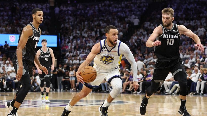 SACRAMENTO, CALIFORNIA - APRIL 30: Stephen Curry #30 of the Golden State Warriors dribbles against the Sacramento Kings during the fourth quarter in game seven of the Western Conference First Round Playoffs at Golden 1 Center on April 30, 2023 in Sacramento, California. NOTE TO USER: User expressly acknowledges and agrees that, by downloading and or using this photograph, User is consenting to the terms and conditions of the Getty Images License Agreement. (Photo by Ezra Shaw/Getty Images)