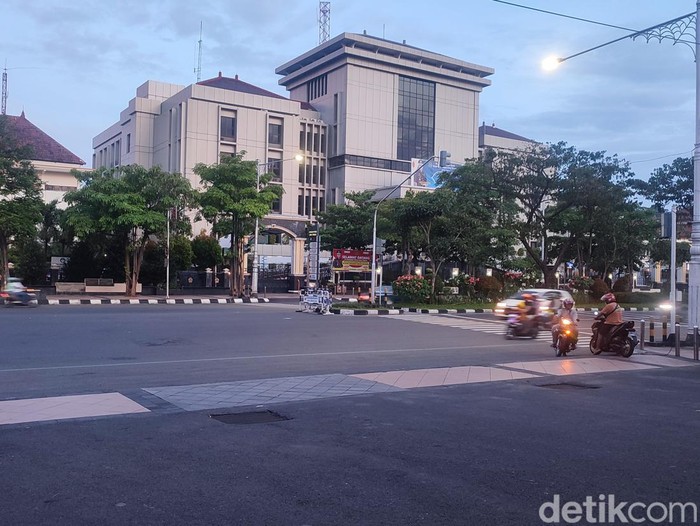 Suasana di depan Kantor Gubernur Jateng Ganjar Pranowo Semarang usai demo buruh, Senin (1/5/2023).