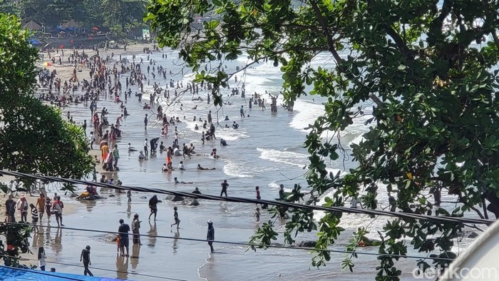 Suasana libur Lebaran di Pantai Karanghawu, Kabupaten Sukabumi, beberapa waktu lalu.