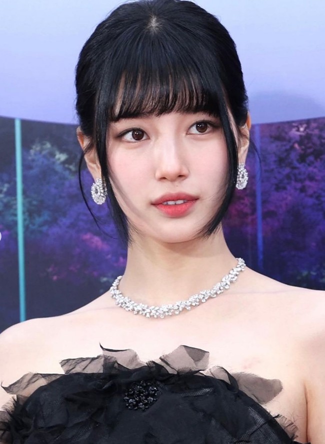 Setahun setelah debut bersama Miss A, Suzy digaet menjadi pemain utama drama Korea Dream High. Kini dia dikenal dengan perannya dalam sejumlah drama Korea seperti Uncontrollably Fond, Vagabond, dan Start Up. Foto: Instagram/@skuukzky