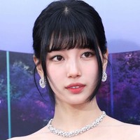 Setahun setelah debut bersama Miss A, Suzy digaet menjadi pemain utama drama Korea Dream High. Kini dia dikenal dengan perannya dalam sejumlah drama Korea seperti Uncontrollably Fond, Vagabond, dan Start Up. Foto: Instagram/@skuukzky