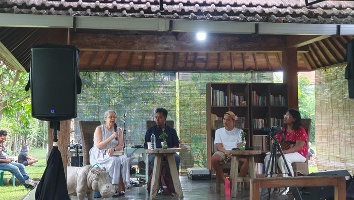 Diana Darling, Man Angga (Nosstress), dan Made Tom Kris sebagai panelis di hari kedua Pesta Baca di Taman Baca Kesiman diskusi buku-buku tentang Bali, Minggu (30/4/2023).