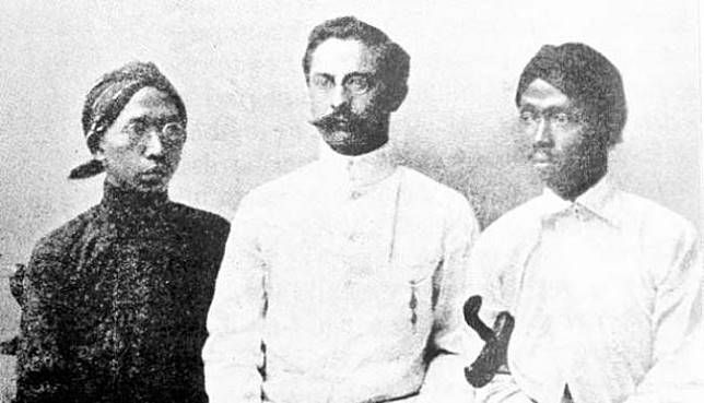 Tiga Serangkai adalah dr. Tjipto Mangunkusumo, dr. Douwes Dekker dan Suwardi Suryoningrat (Ki Hajar Dewantara)