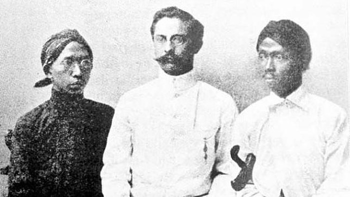 Tiga Serangkai adalah dr. Tjipto Mangunkusumo, dr. Douwes Dekker dan Suwardi Suryoningrat (Ki Hajar Dewantara)