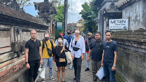Tiga warga negara asing (WNA) asal Rusia yang dianggap berpose dengan pakaian tidak pantas di Pura Pengubengan Besakih, Karangasem, Bali, akhirnya dibekuk.
