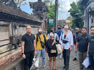 3 Bule Rusia Berpakaian Tak Pantas di Pura Pengubengan Besakih Dibekuk