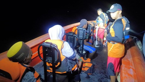 Tim SAR Gabungan evakuasi lima penumpang kapal nelayan yang mengalami patah kemudi di perairan Pulau Besar, Kabupaten Sikka, Nusa Tenggara Timur (NTT), Minggu (30/4/2023) malam. (Foto: Istimewa)
