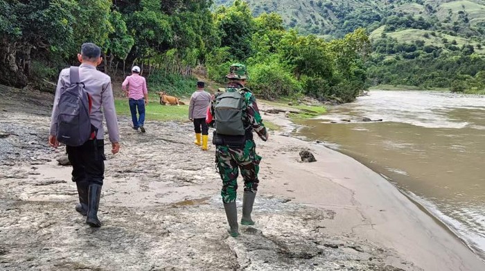 Tim SAR gabungan melakukan pencarian warga yang terseret arus sungai di Tana Toraja, Sulsel.