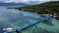 Foto udara wisata pulau karampuang Mamuju, Sulawesi Barat, Senin (1/5/2023).