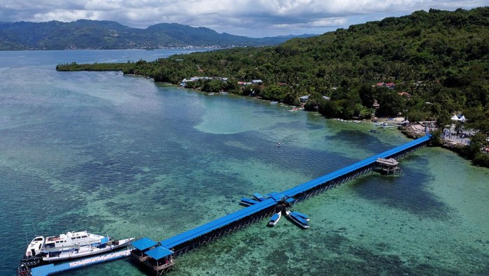 Foto udara wisata pulau karampuang Mamuju, Sulawesi Barat, Senin (1/5/2023). Pemerintah daerah setempat berupaya meningkatkan pemulihan ekonomi, salah satunya dengan cara mengembangkan pulau Karampuang sebagai kawasan pariwisata yang dikenal dengan keindahan bawah lautnya dan terumbu karangnya untuk menarik para wisatawan. ANTARA FOTO/ Akbar Tado/foc.