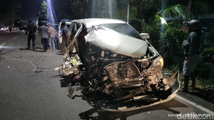 Truk muat anggota Brimob tabrakan dengan Innova di Bojonegoro