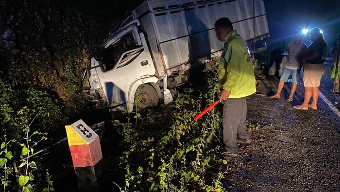 Truk yang menghantam tebing di JLS  Malang