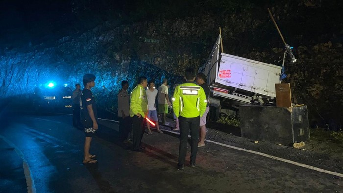 Truk yang menghantam tebing di JLS  Malang
