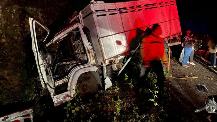 Truk yang menghantam tebing di JLS  Malang