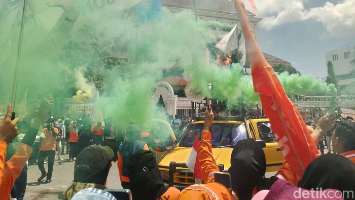 Unjuk rasa ribuan massa buruh di depan kantor Wali Kota Batam dalam rangka memperingati hari buruh internasional.(Alamudin/detikSumut)