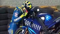 Ini ciuman pertama Rossi kepada YZR-M1 di Welkom GP 2004 lalu. Di tahun yang sama The Doctor jadi juara dunia bersama Yamaha. Foto: Dok. Yamaha Racing