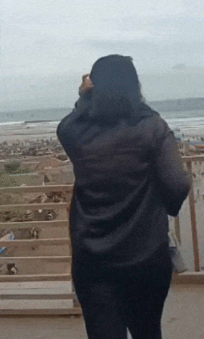 Video seorang wanita pengunjung hampir terjatuh dari salah satu fasilitas di Pantai Bagedur, Lebak, Banten, viral di medsos. Begini ceritanya. (tangkapan layar video viral)