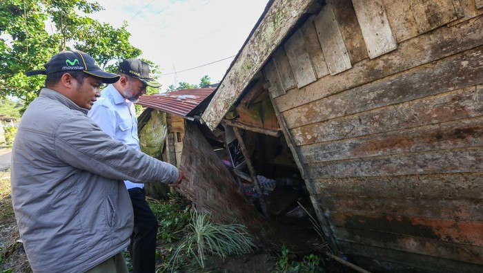 Wakil Gubernur Sumut Musa Rajekshah meninjau lokasi banjir bandang di Sembahe.