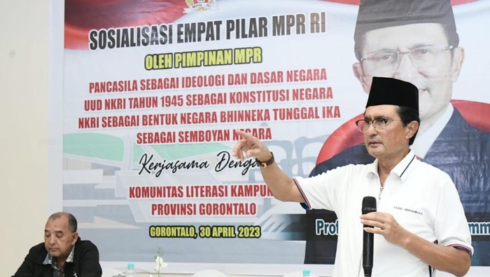 Wakil Ketua MPR RI Fadel Muhammad mengingatkan masyarakat harus bangga karena Indonesia memiliki Empat Pilar Kebangsaan, yaitu Pancasila, UUD NRI Tahun 1945, NKRI, dan Bhinneka Tunggal Ika.