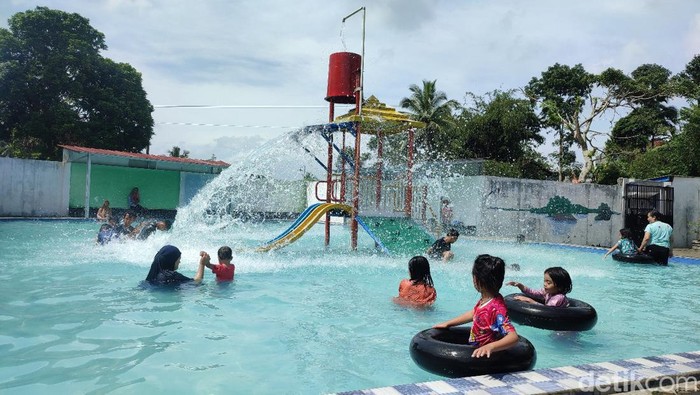 Warga Ciamis mengunjungi obyek wisata kolam renang Jaha di Kecamatan Cikoneng.